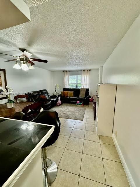 最近售出: $158,000 (2 贝兹, 2 浴室, 1040 平方英尺)