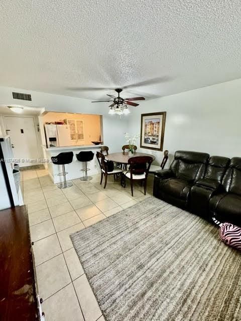 最近售出: $158,000 (2 贝兹, 2 浴室, 1040 平方英尺)