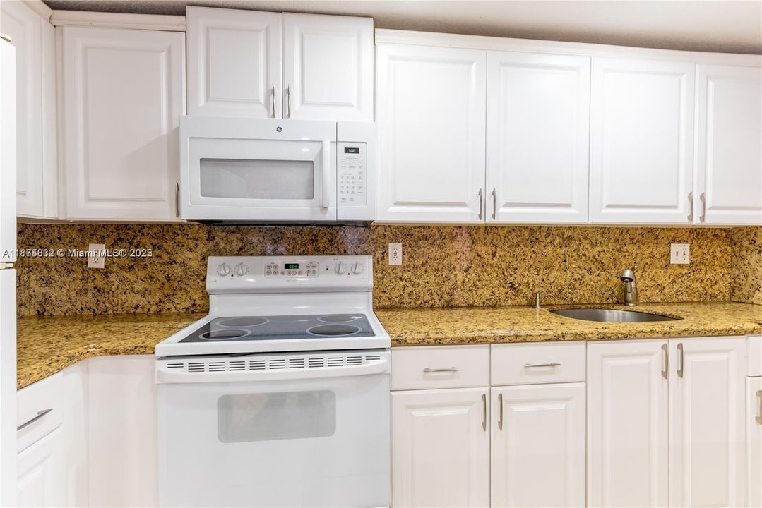 For Rent: $1,600 (1 beds, 1 baths, 810 Square Feet)