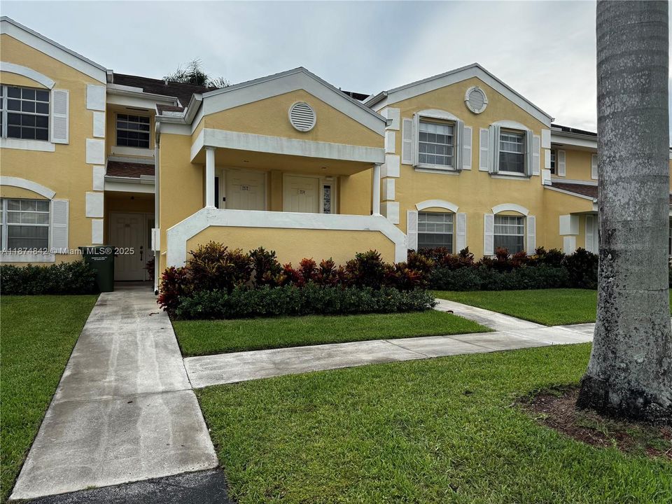 For Sale: $210,000 (2 beds, 2 baths, 1070 Square Feet)