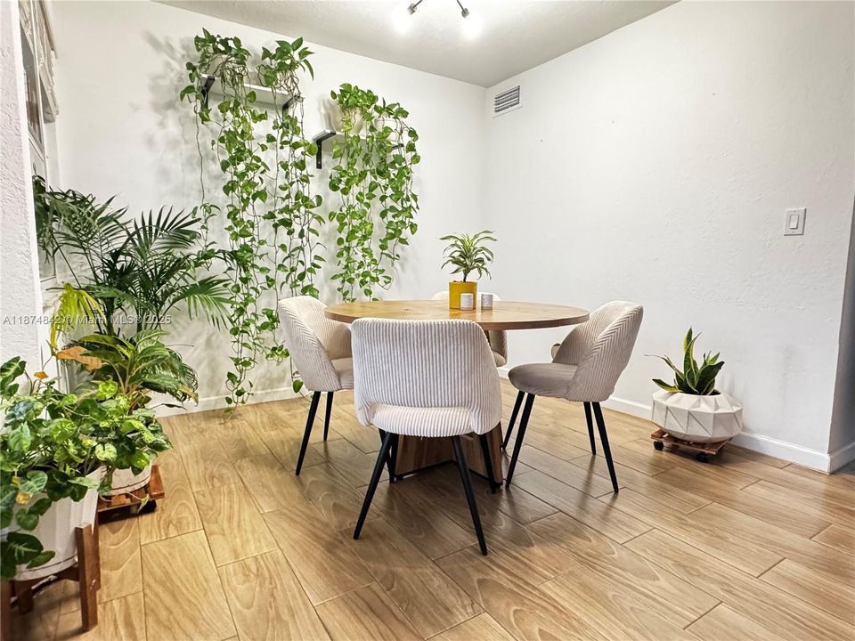 For Sale: $210,000 (2 beds, 2 baths, 1070 Square Feet)