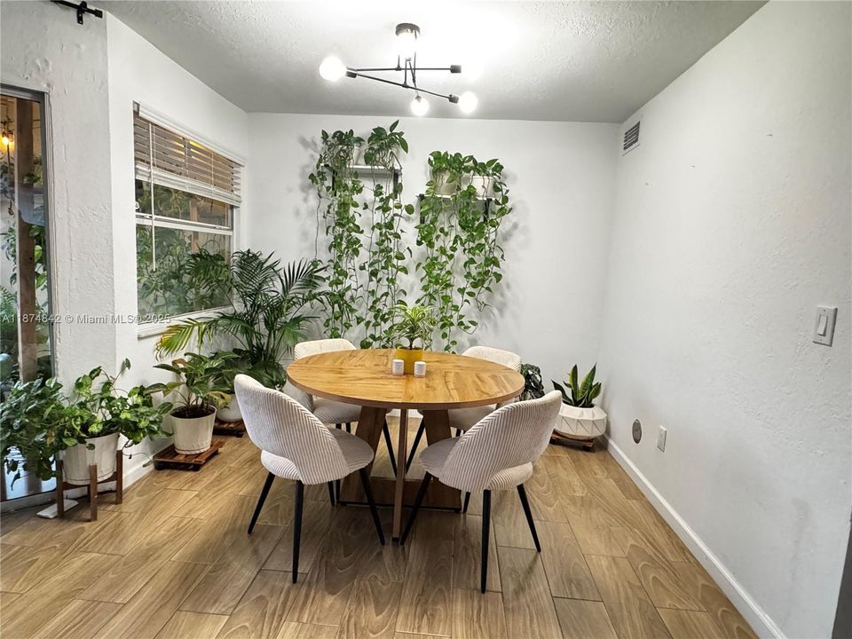 For Sale: $210,000 (2 beds, 2 baths, 1070 Square Feet)