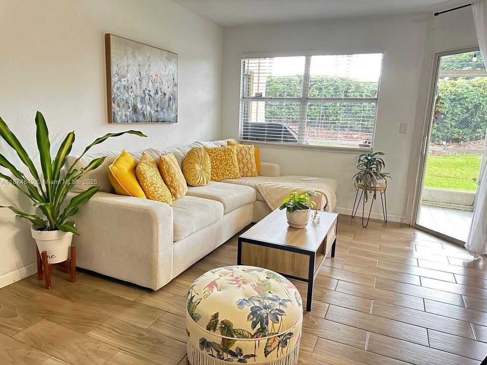 For Sale: $210,000 (2 beds, 2 baths, 1070 Square Feet)