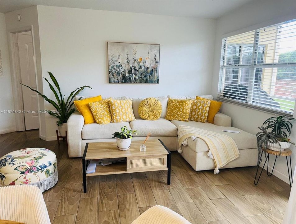 For Sale: $210,000 (2 beds, 2 baths, 1070 Square Feet)