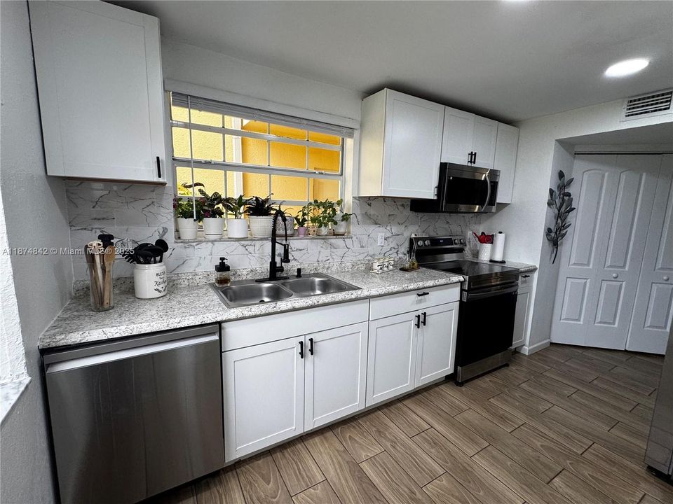 For Sale: $210,000 (2 beds, 2 baths, 1070 Square Feet)