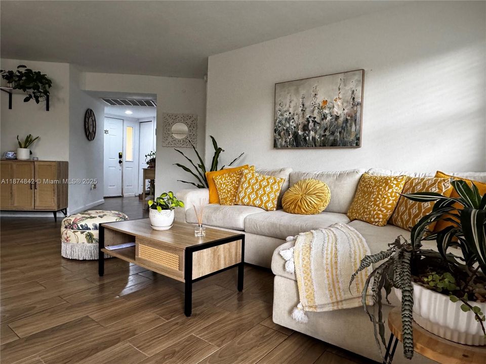 For Sale: $210,000 (2 beds, 2 baths, 1070 Square Feet)