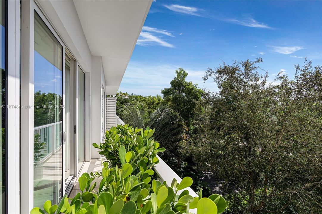 合同活跃: $17,000 (1 贝兹, 1 浴室, 1797 平方英尺)