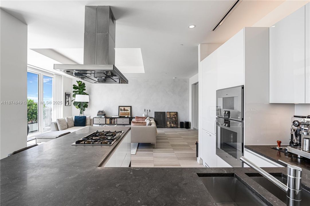 合同活跃: $17,000 (1 贝兹, 1 浴室, 1797 平方英尺)