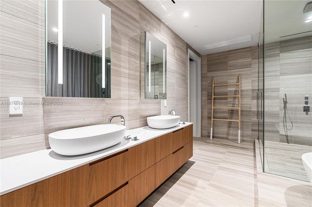 合同活跃: $17,000 (1 贝兹, 1 浴室, 1797 平方英尺)