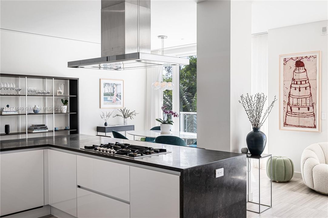 合同活跃: $17,000 (1 贝兹, 1 浴室, 1797 平方英尺)