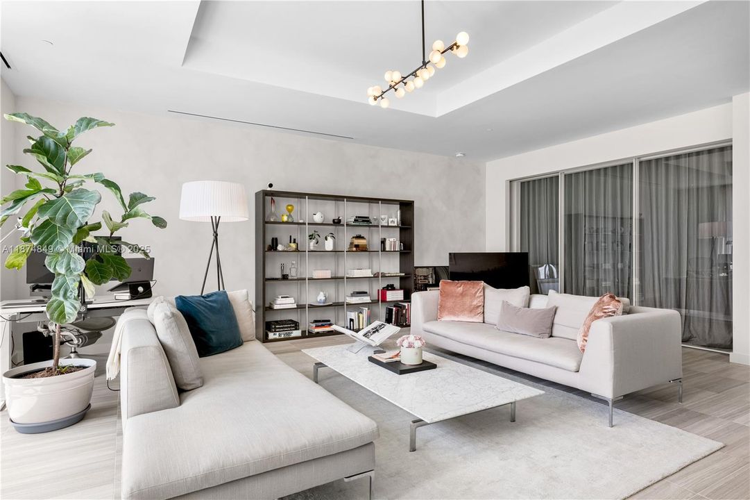 合同活跃: $17,000 (1 贝兹, 1 浴室, 1797 平方英尺)