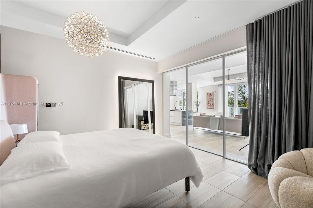 合同活跃: $17,000 (1 贝兹, 1 浴室, 1797 平方英尺)