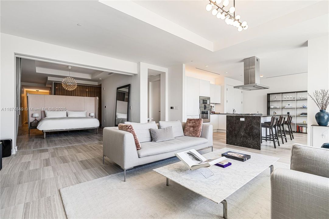 合同活跃: $17,000 (1 贝兹, 1 浴室, 1797 平方英尺)