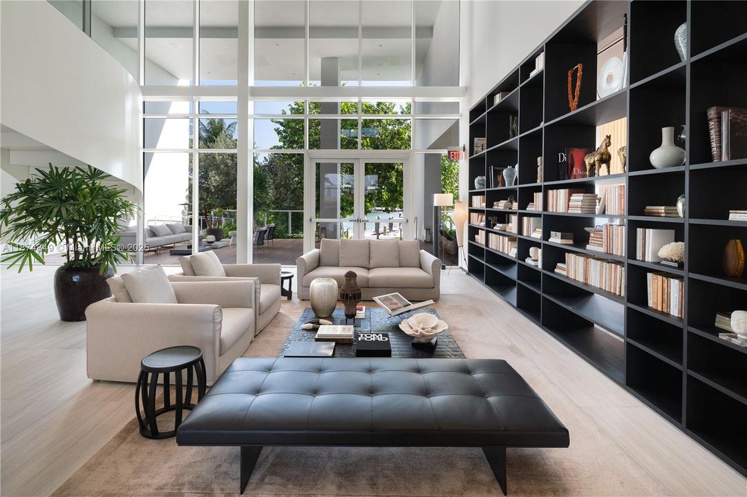 合同活跃: $17,000 (1 贝兹, 1 浴室, 1797 平方英尺)