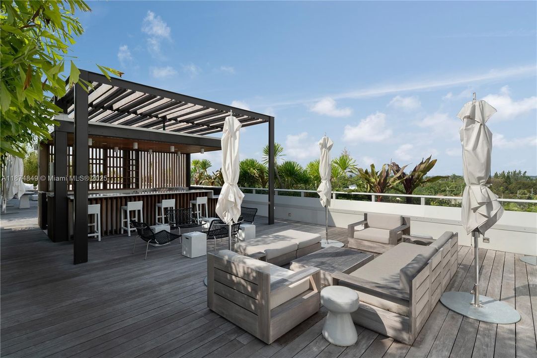 合同活跃: $17,000 (1 贝兹, 1 浴室, 1797 平方英尺)