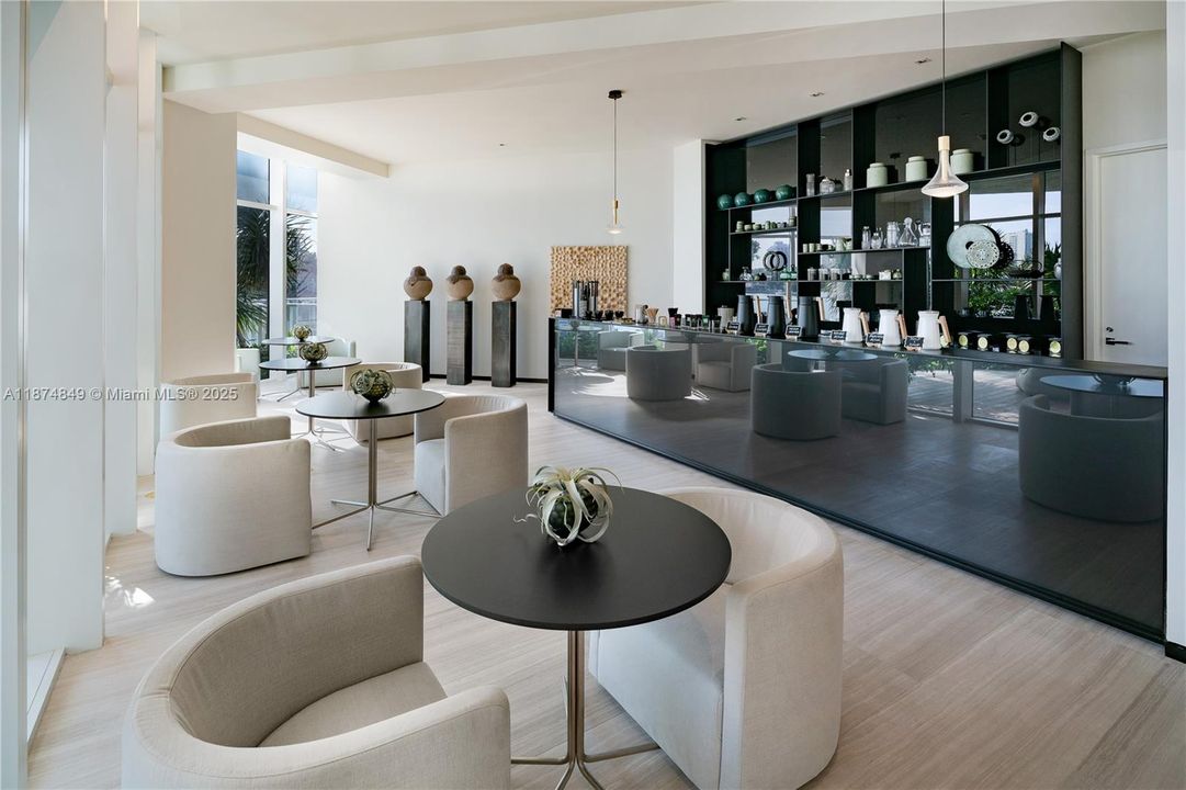 合同活跃: $17,000 (1 贝兹, 1 浴室, 1797 平方英尺)