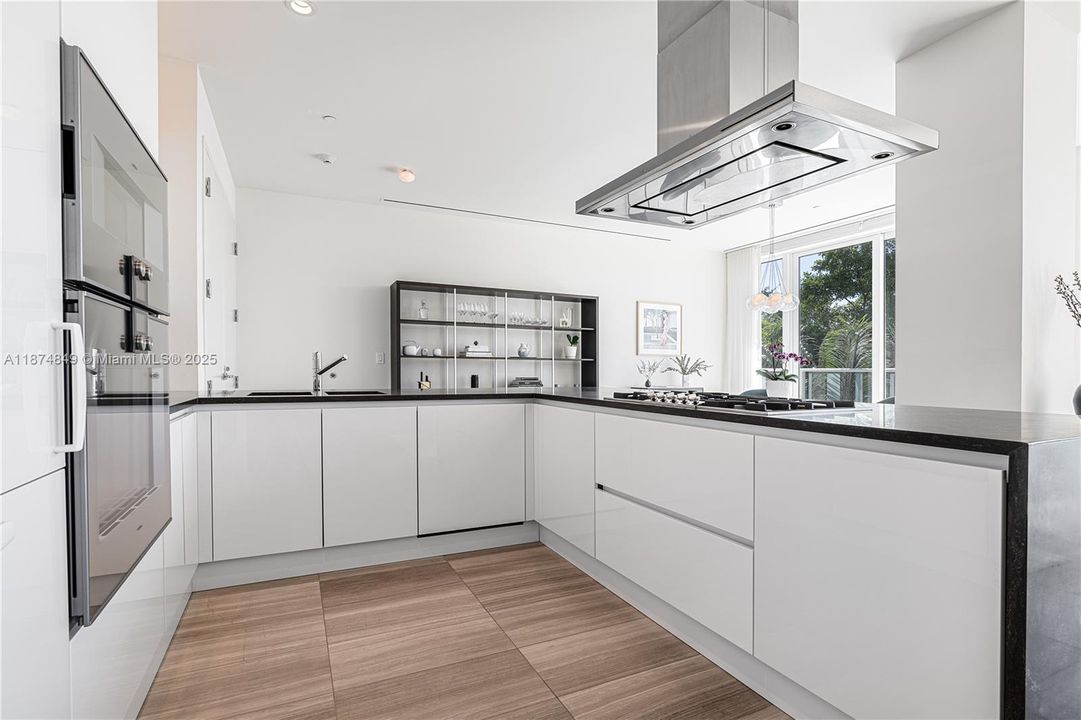 合同活跃: $17,000 (1 贝兹, 1 浴室, 1797 平方英尺)