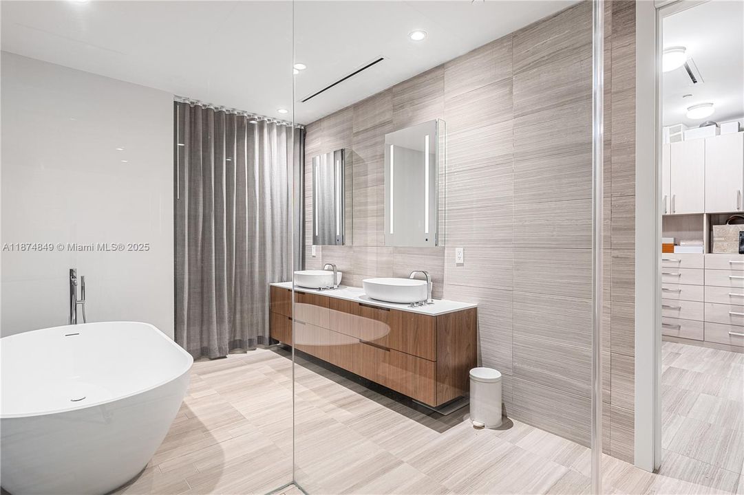 合同活跃: $17,000 (1 贝兹, 1 浴室, 1797 平方英尺)