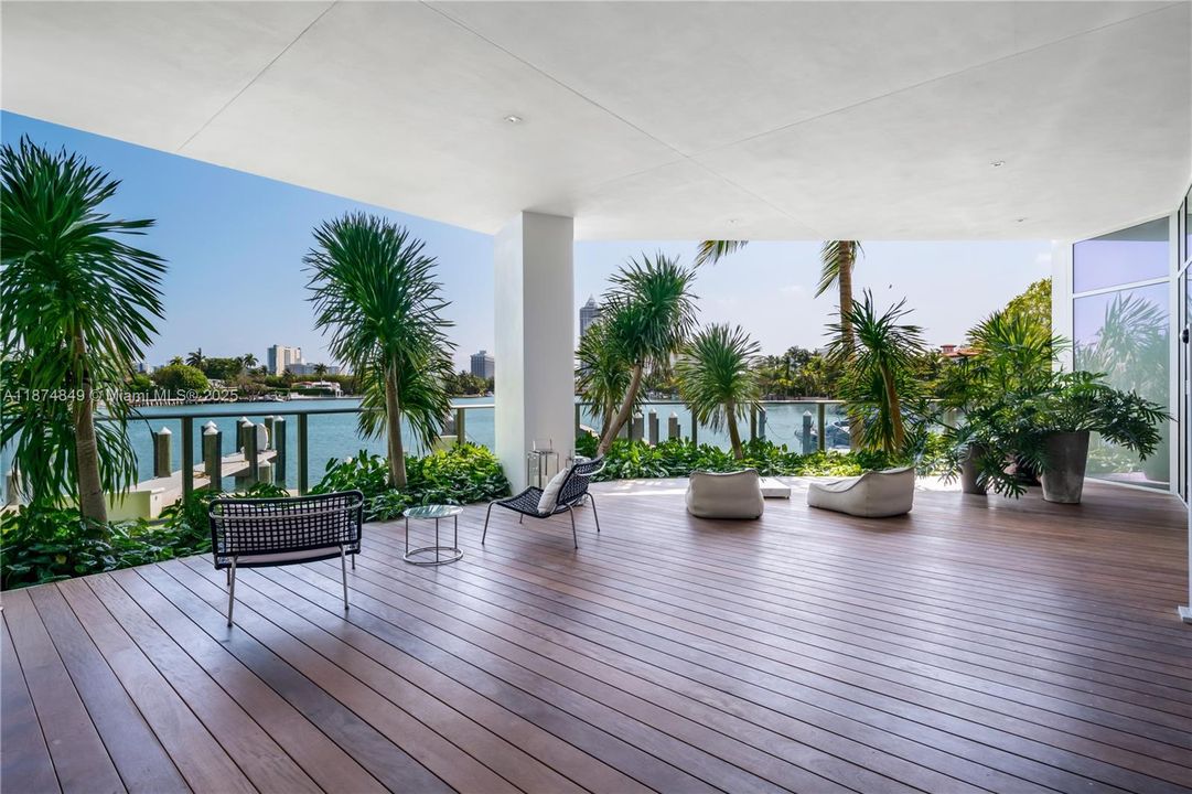 合同活跃: $17,000 (1 贝兹, 1 浴室, 1797 平方英尺)