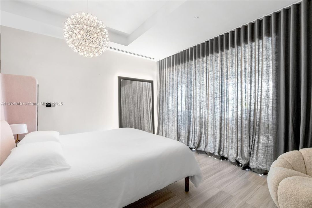 合同活跃: $17,000 (1 贝兹, 1 浴室, 1797 平方英尺)