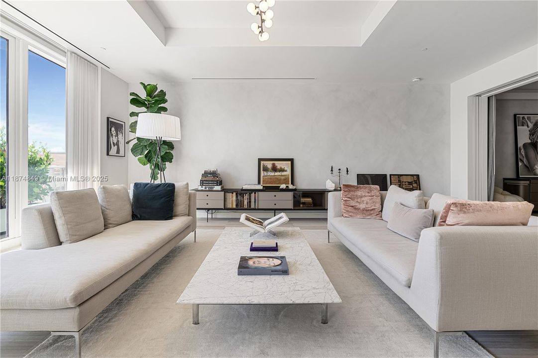 合同活跃: $17,000 (1 贝兹, 1 浴室, 1797 平方英尺)