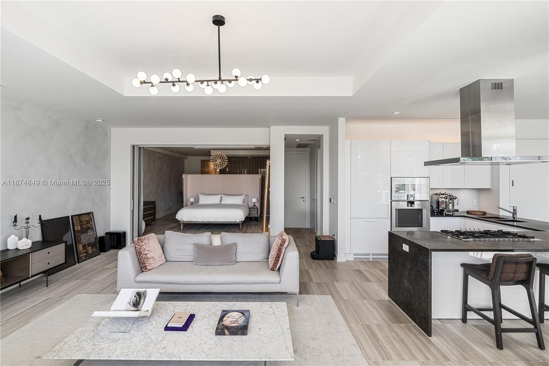 合同活跃: $17,000 (1 贝兹, 1 浴室, 1797 平方英尺)