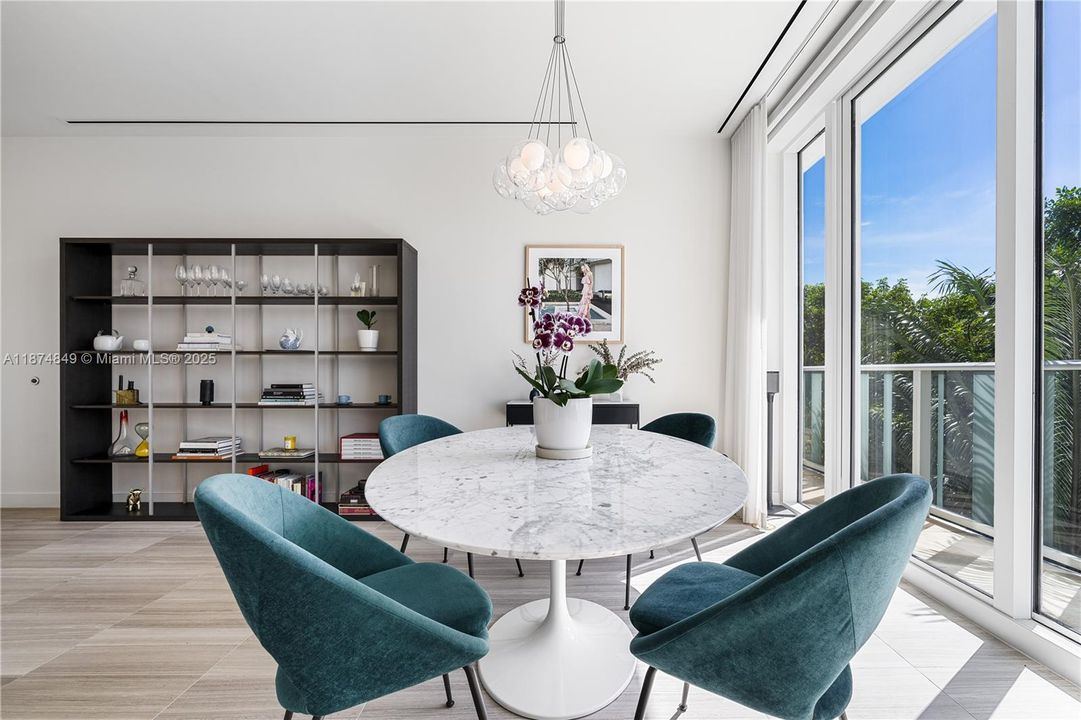 合同活跃: $17,000 (1 贝兹, 1 浴室, 1797 平方英尺)