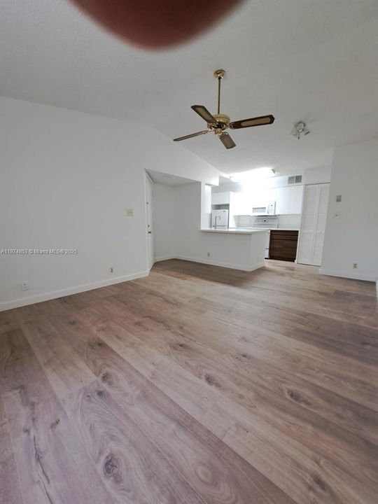 Под контрактом: $1,800 (1 спален, 1 ванн, 650 Квадратных фут)