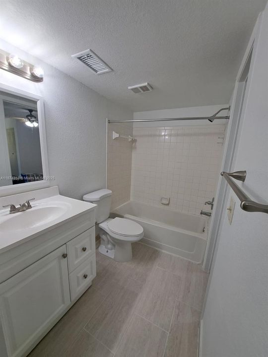 Под контрактом: $1,800 (1 спален, 1 ванн, 650 Квадратных фут)