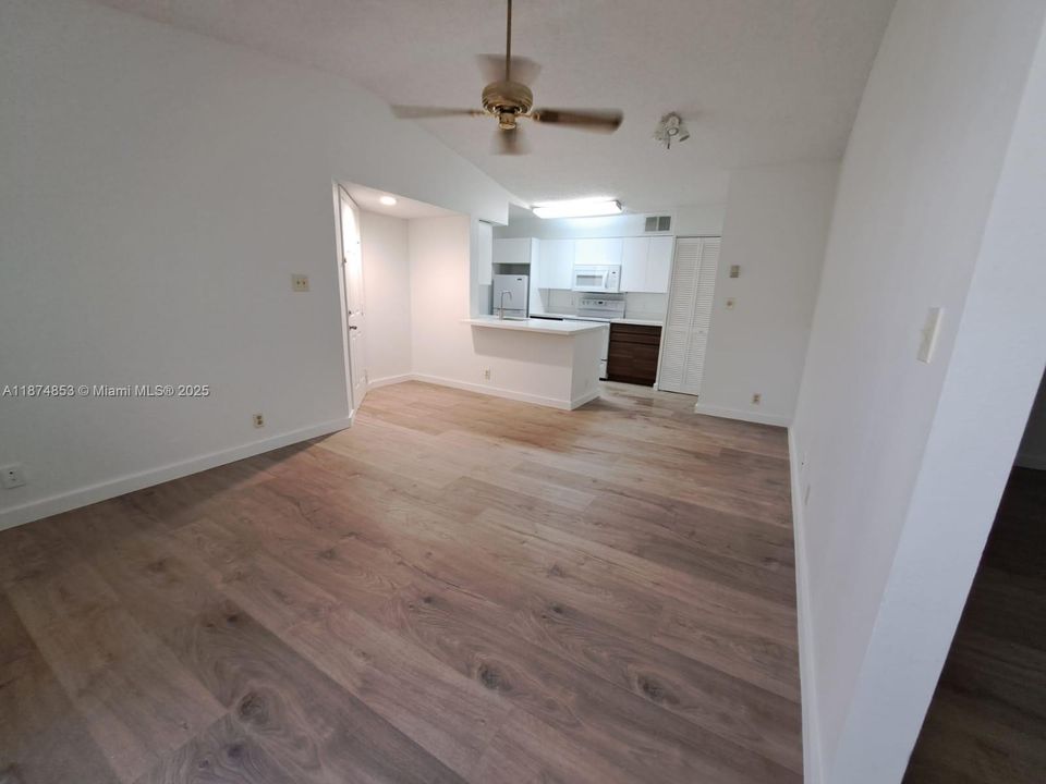 Под контрактом: $1,800 (1 спален, 1 ванн, 650 Квадратных фут)