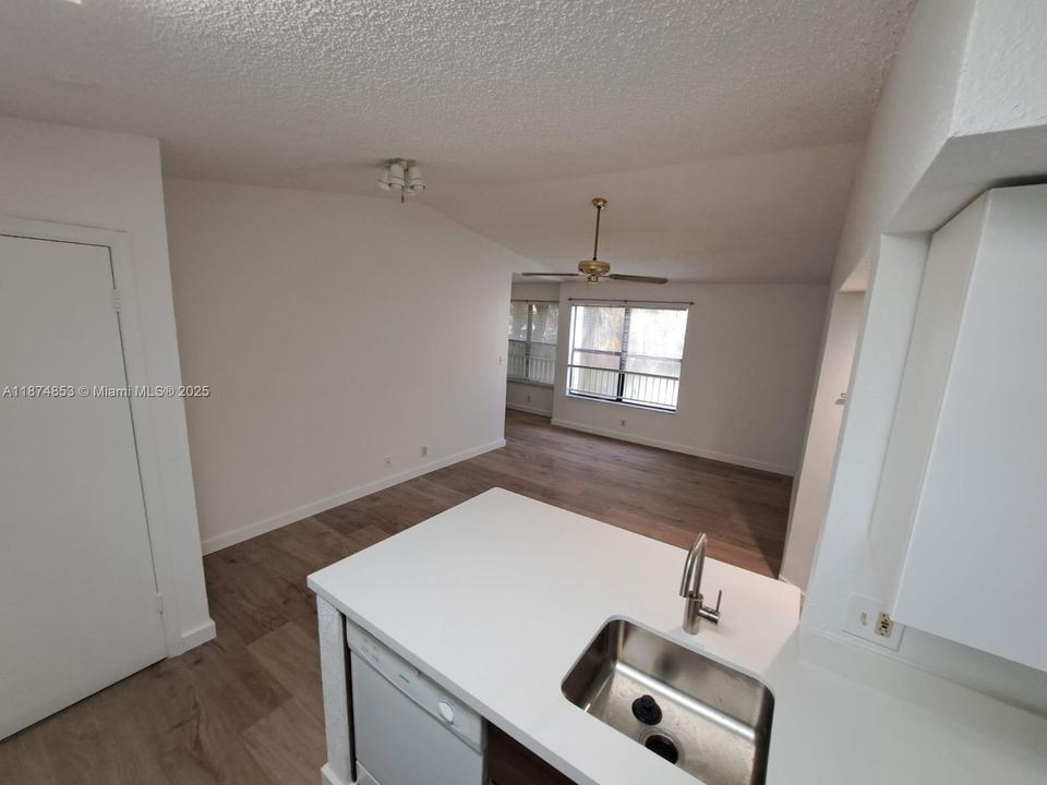 Под контрактом: $1,800 (1 спален, 1 ванн, 650 Квадратных фут)