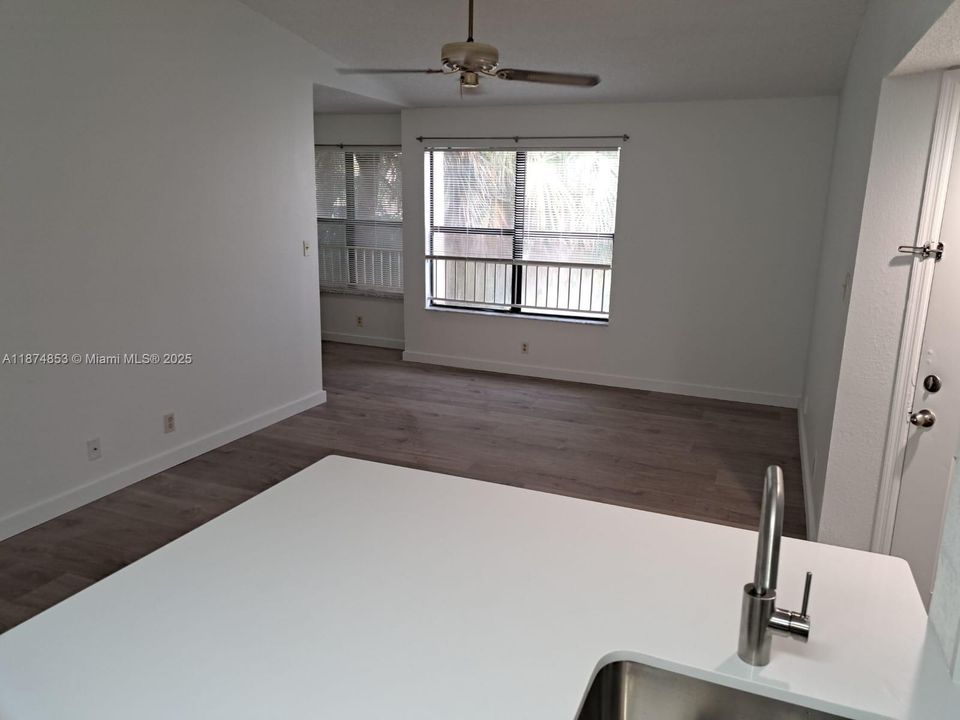 Под контрактом: $1,800 (1 спален, 1 ванн, 650 Квадратных фут)