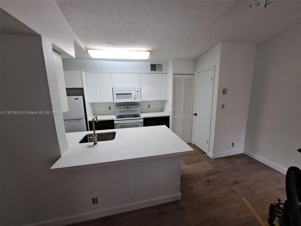 Под контрактом: $1,800 (1 спален, 1 ванн, 650 Квадратных фут)