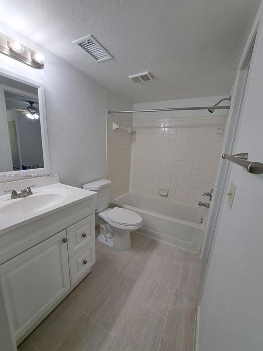 Под контрактом: $1,800 (1 спален, 1 ванн, 650 Квадратных фут)