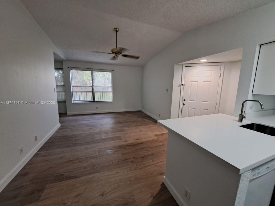 Под контрактом: $1,800 (1 спален, 1 ванн, 650 Квадратных фут)