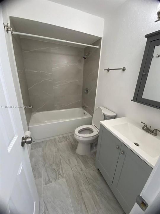 合同活跃: $2,100 (3 贝兹, 2 浴室, 2212 平方英尺)