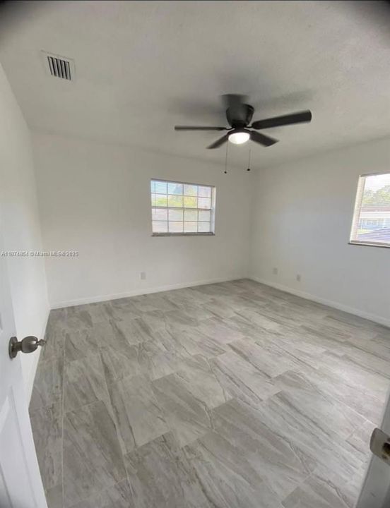 合同活跃: $2,100 (3 贝兹, 2 浴室, 2212 平方英尺)