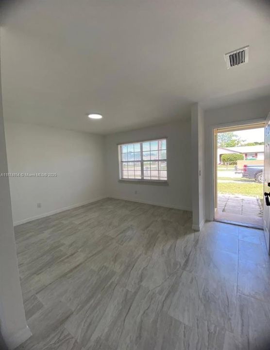 合同活跃: $2,100 (3 贝兹, 2 浴室, 2212 平方英尺)