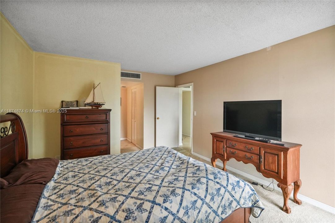 待售: $185,000 (1 贝兹, 1 浴室, 741 平方英尺)