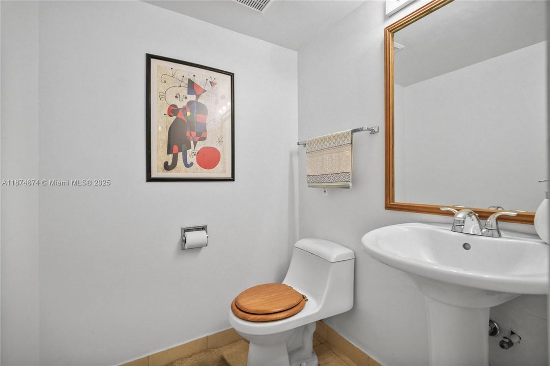 待售: $185,000 (1 贝兹, 1 浴室, 741 平方英尺)