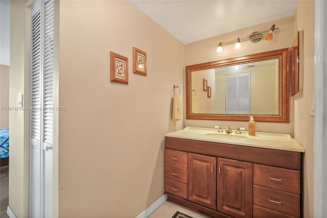 待售: $185,000 (1 贝兹, 1 浴室, 741 平方英尺)