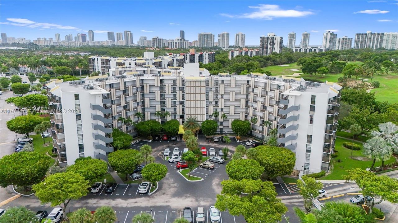 待售: $185,000 (1 贝兹, 1 浴室, 741 平方英尺)