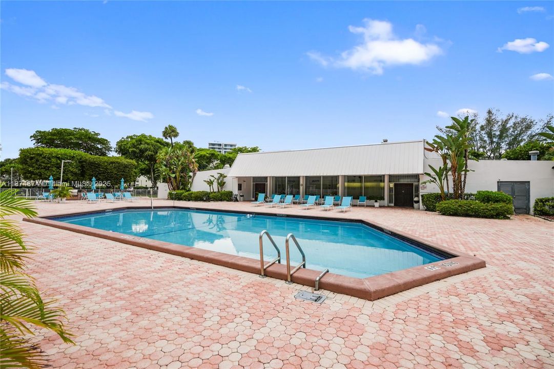 待售: $185,000 (1 贝兹, 1 浴室, 741 平方英尺)