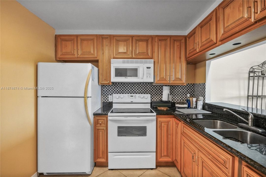 待售: $185,000 (1 贝兹, 1 浴室, 741 平方英尺)