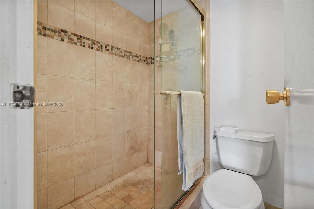 待售: $185,000 (1 贝兹, 1 浴室, 741 平方英尺)