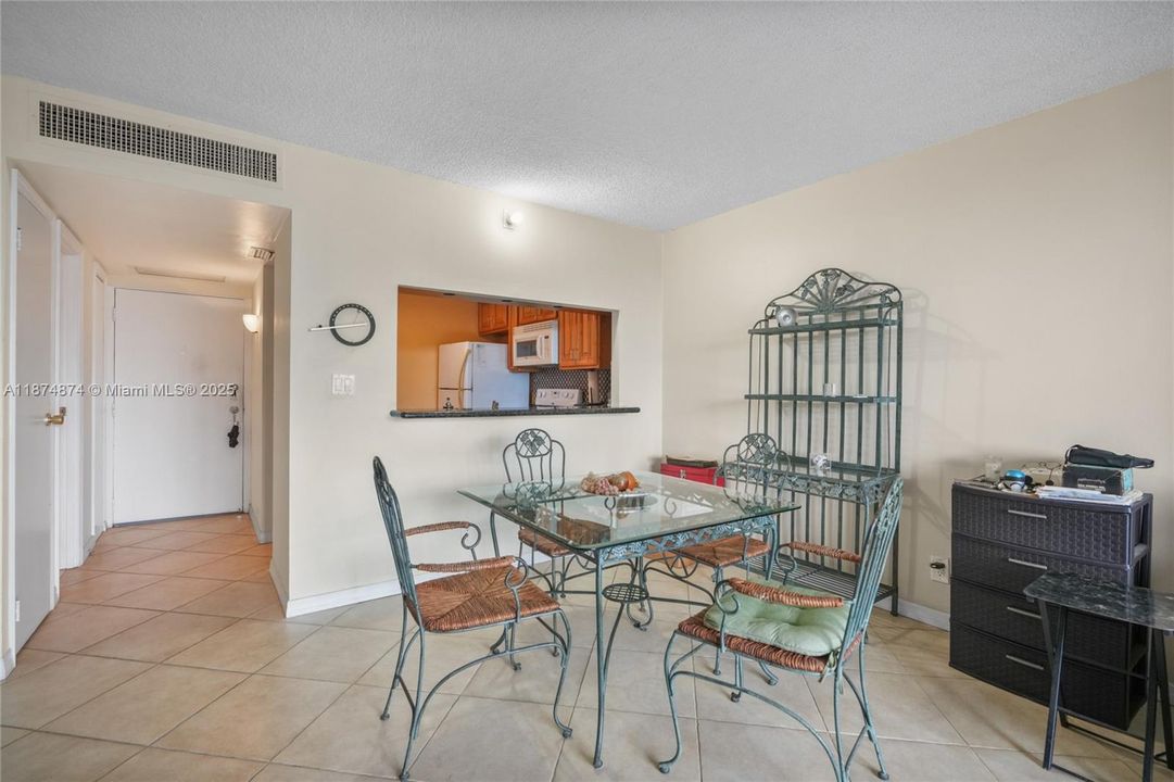 待售: $185,000 (1 贝兹, 1 浴室, 741 平方英尺)