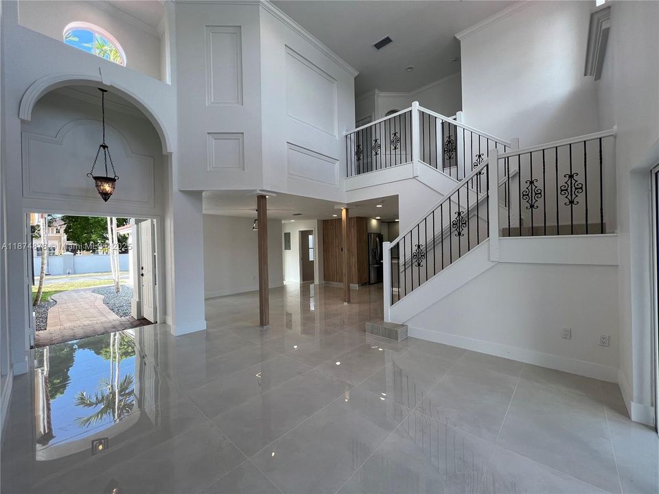 Activo con contrato: $5,200 (4 camas, 3 baños, 2342 Pies cuadrados)