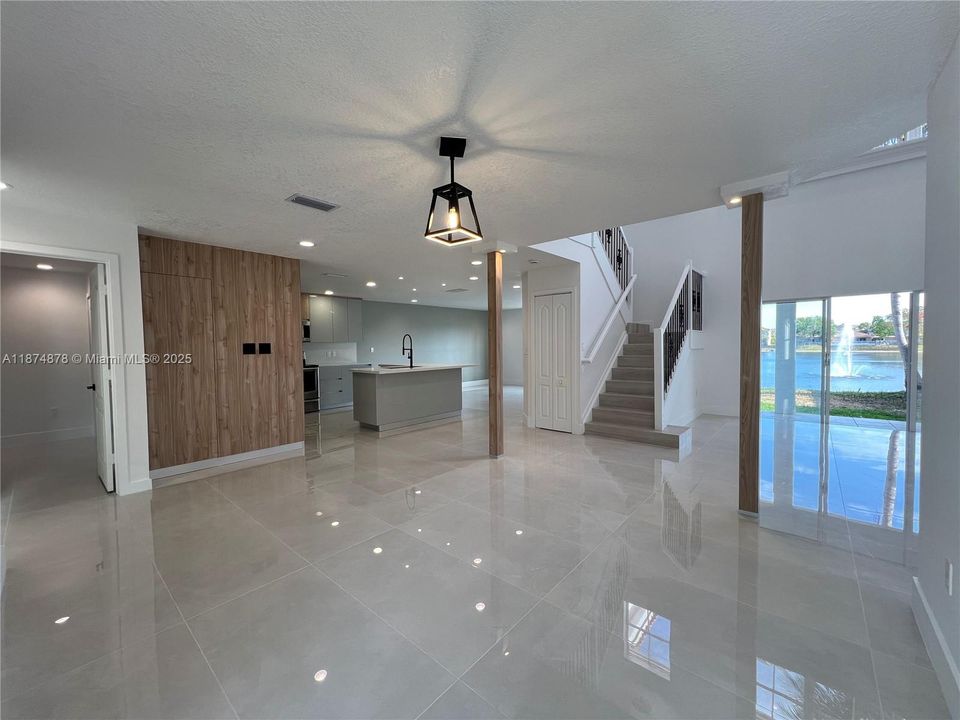 Activo con contrato: $5,200 (4 camas, 3 baños, 2342 Pies cuadrados)