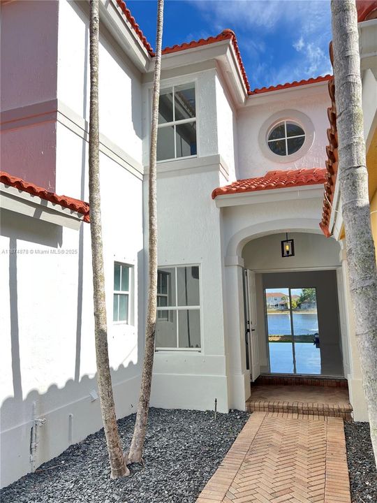 Activo con contrato: $5,200 (4 camas, 3 baños, 2342 Pies cuadrados)