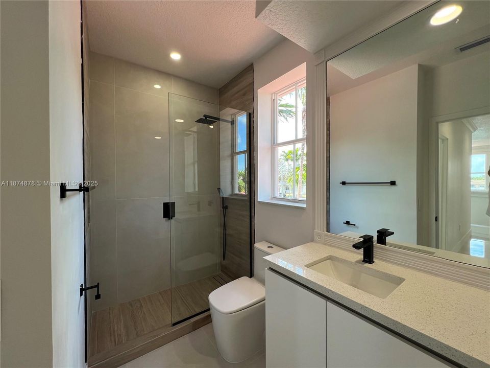 Activo con contrato: $5,200 (4 camas, 3 baños, 2342 Pies cuadrados)